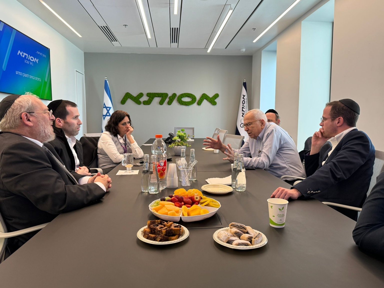 The Mazor team at a professional meeting at Assuta