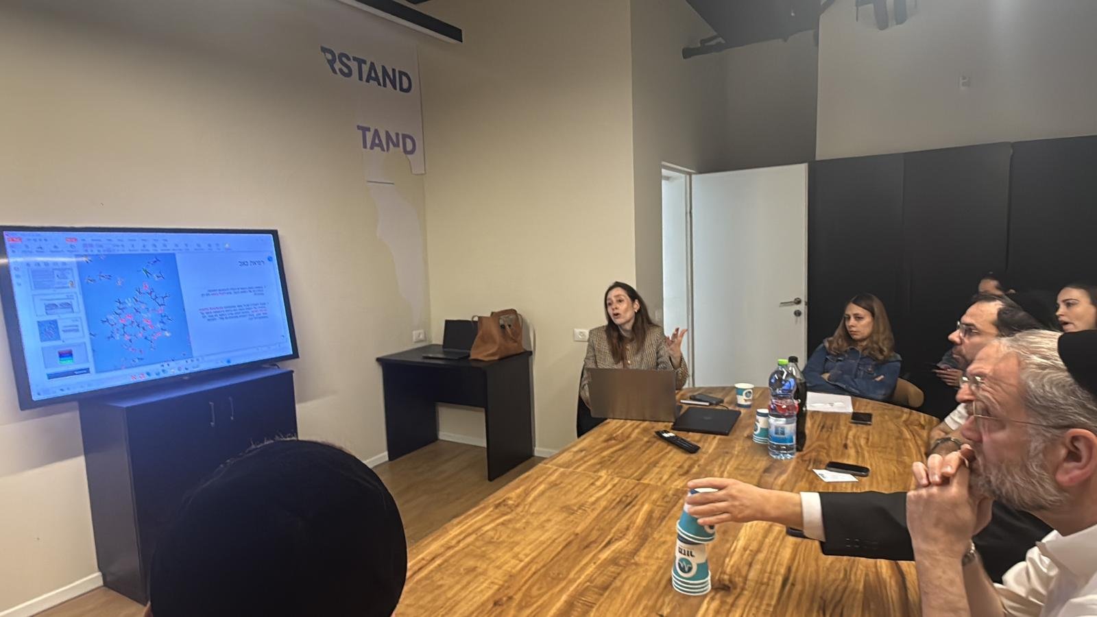 Dr. Karin Arish presenting and discussing pain medicine at Mazor
